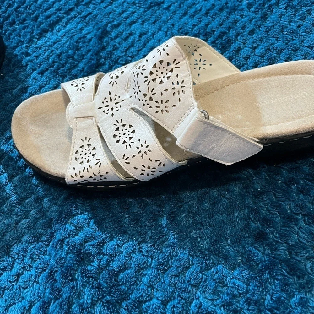 Croft and Barrow white sandals! Size 8. Shoes are in excellent condition!
